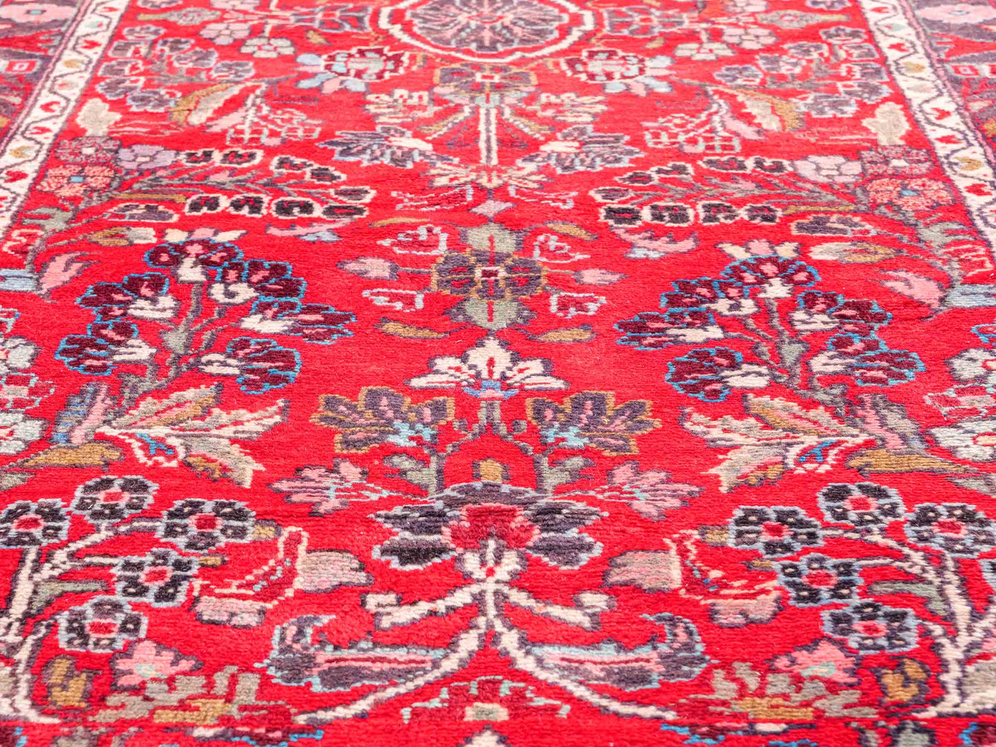 Feiner, handgeknüpfter, persischer Hamedan Dorfteppich aus Wolle von Khademi. Farbe: Rot. 305 x 108 cm. Vertrieb durch JUPITER Intl.