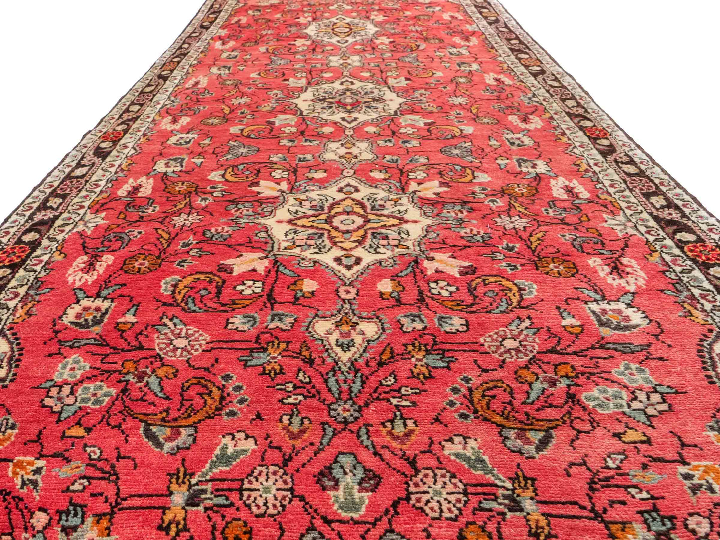 Feiner, handgeknüpfter, persischer Hamedan Dorfteppich aus Wolle von Khademi. Farbe: Rot. 327 x 111 cm. Vertrieb durch JUPITER Intl.