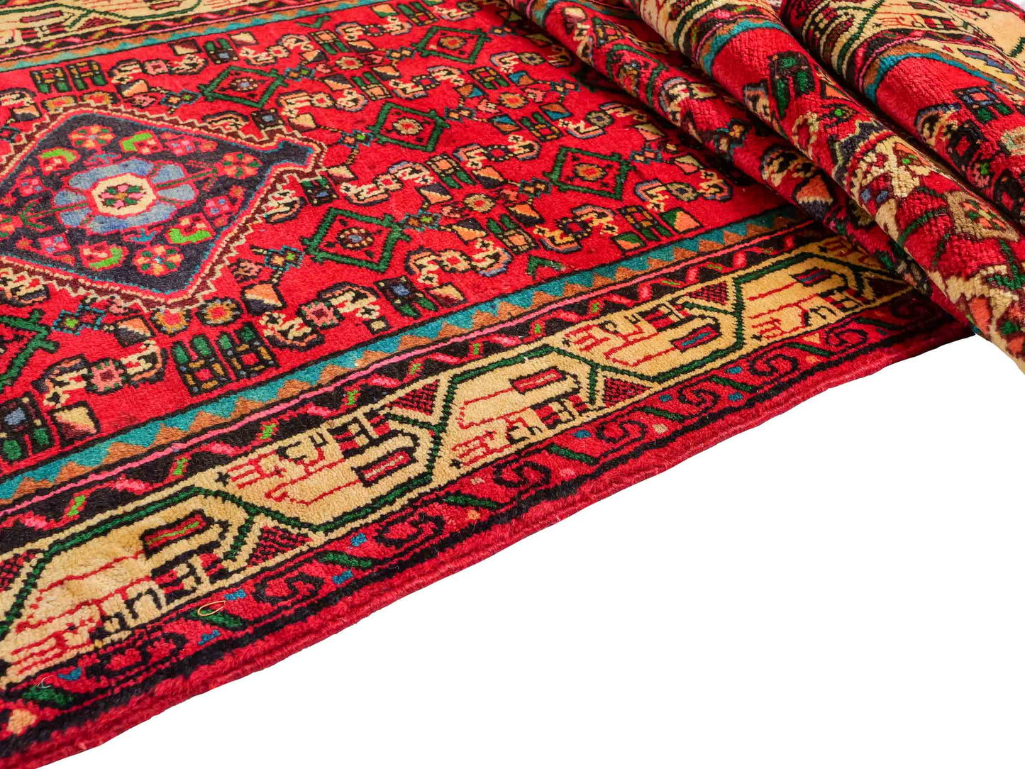Feiner, handgeknüpfter, persischer Hamedan Dorfteppich aus Wolle von Khademi. Farbe: Rot. 367 x 80 cm. Vertrieb durch JUPITER Intl.