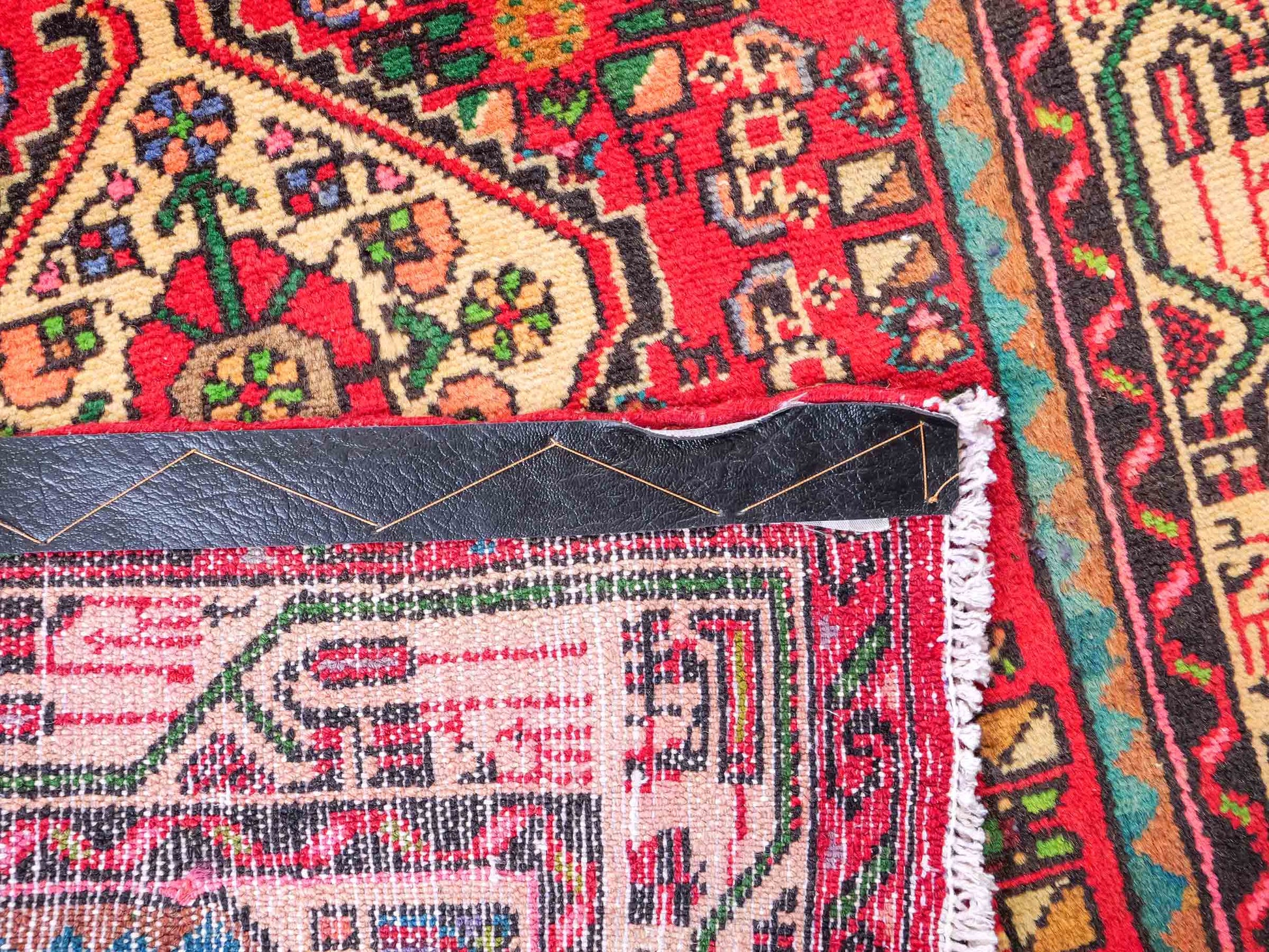 Feiner, handgeknüpfter, persischer Hamedan Dorfteppich aus Wolle von Khademi. Farbe: Rot. 367 x 80 cm. Vertrieb durch JUPITER Intl.