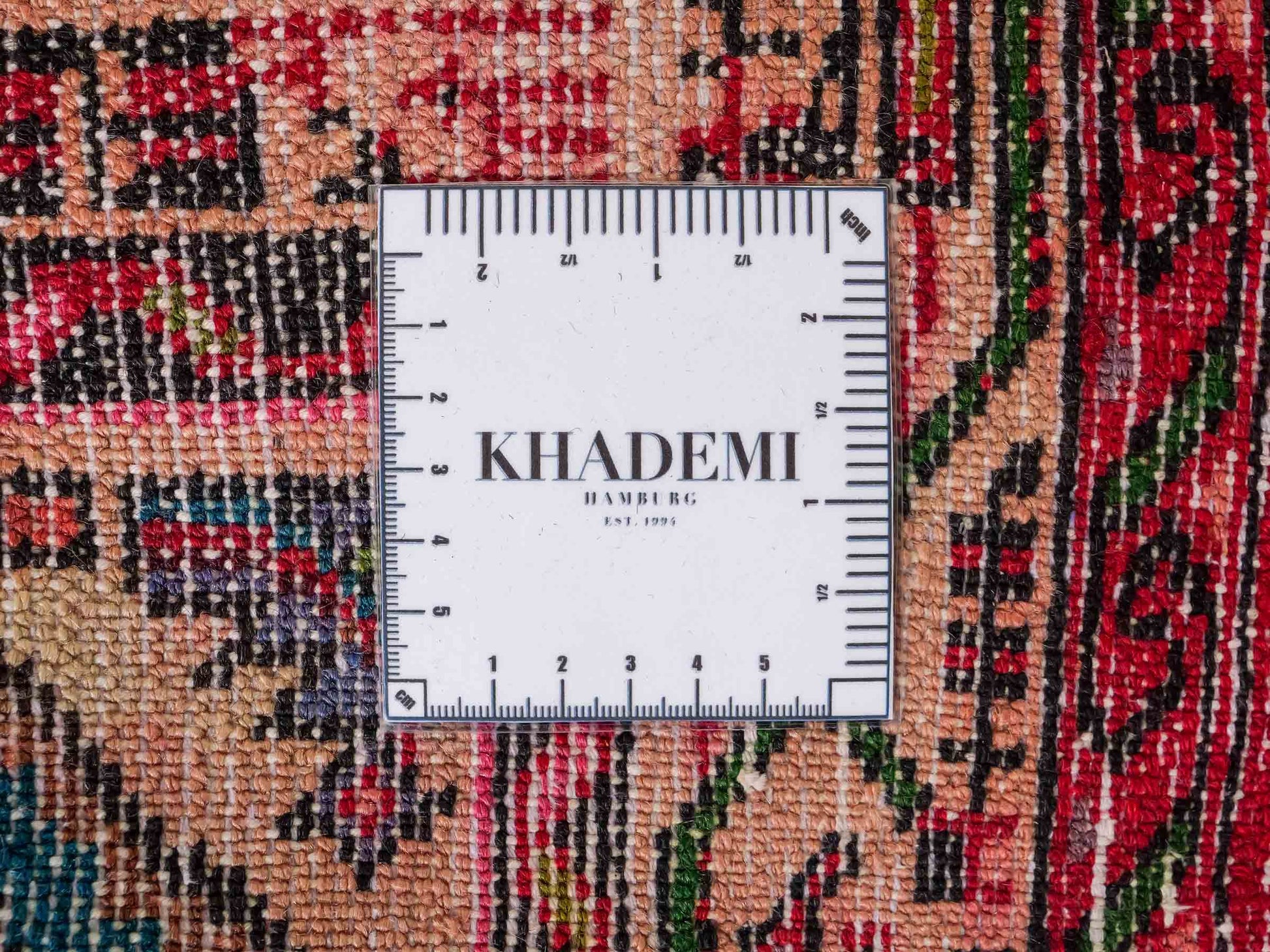 Feiner, handgeknüpfter, persischer Hamedan Dorfteppich aus Wolle von Khademi. Farbe: Rot. 367 x 80 cm. Vertrieb durch JUPITER Intl.