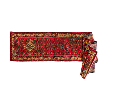 Feiner, handgeknüpfter, persischer Hamedan Dorfteppich aus Wolle von Khademi. Farbe: Rot. 367 x 80 cm. Vertrieb durch JUPITER Intl.