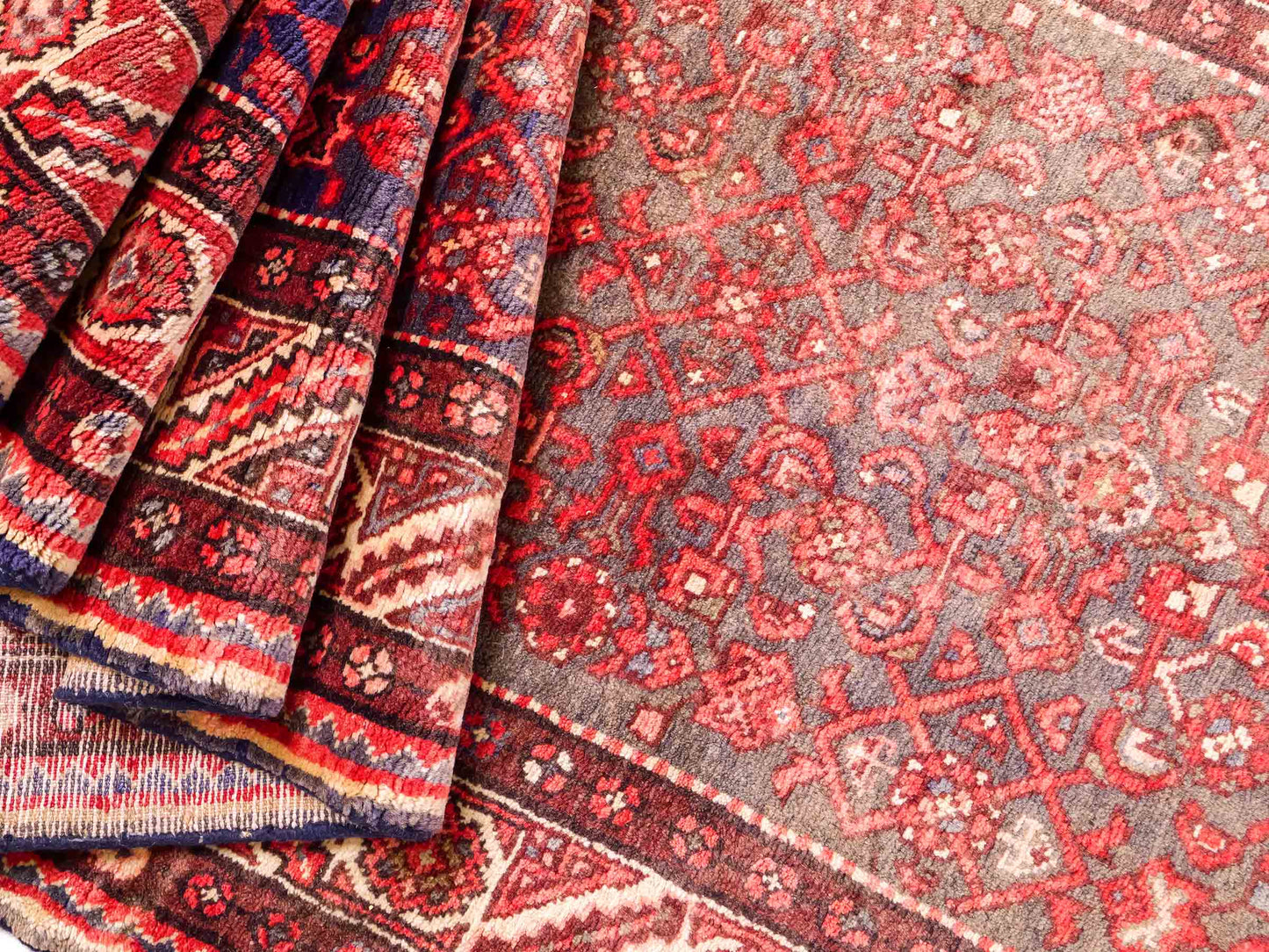 Feiner, handgeknüpfter, persischer Hamedan Dorfteppich aus Wolle von Khademi. Farbe: Rot. 440 x 114 cm. Vertrieb durch JUPITER Intl.