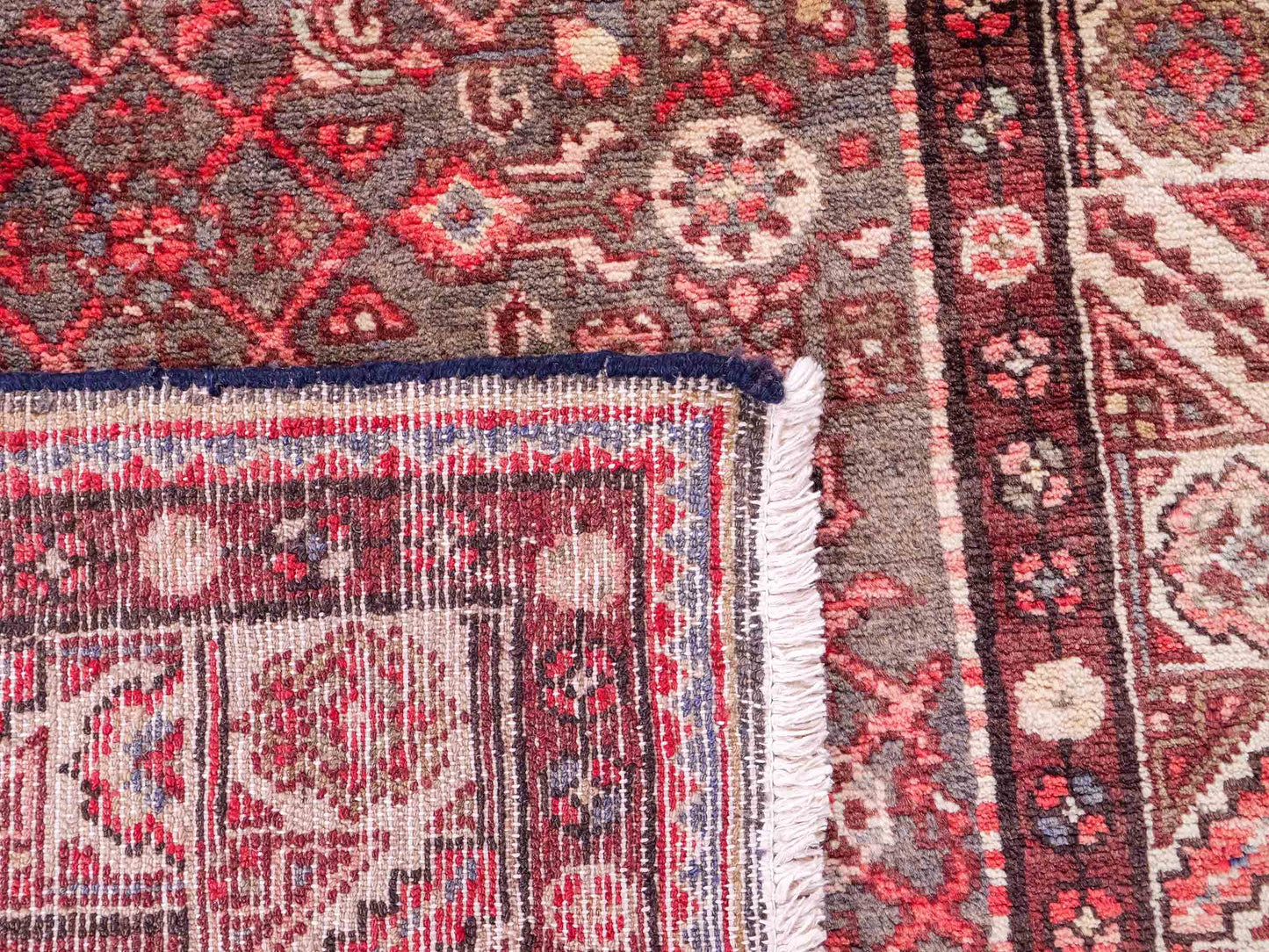 Feiner, handgeknüpfter, persischer Hamedan Dorfteppich aus Wolle von Khademi. Farbe: Rot. 440 x 114 cm. Vertrieb durch JUPITER Intl.
