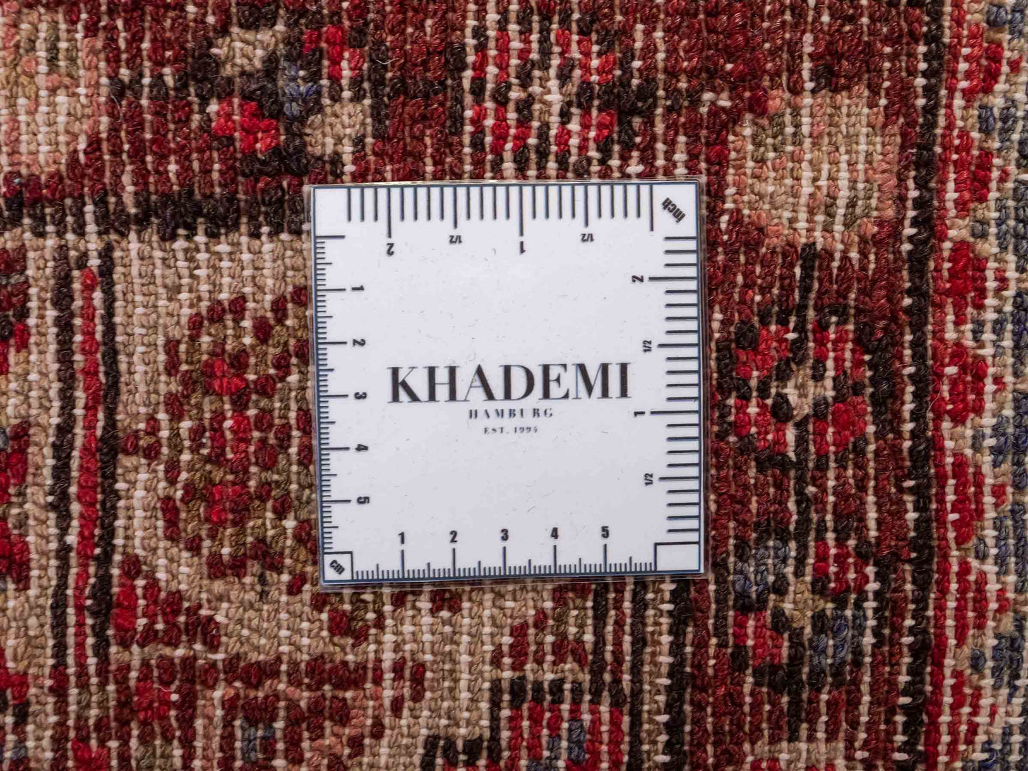 Feiner, handgeknüpfter, persischer Hamedan Dorfteppich aus Wolle von Khademi. Farbe: Rot. 440 x 114 cm. Vertrieb durch JUPITER Intl.