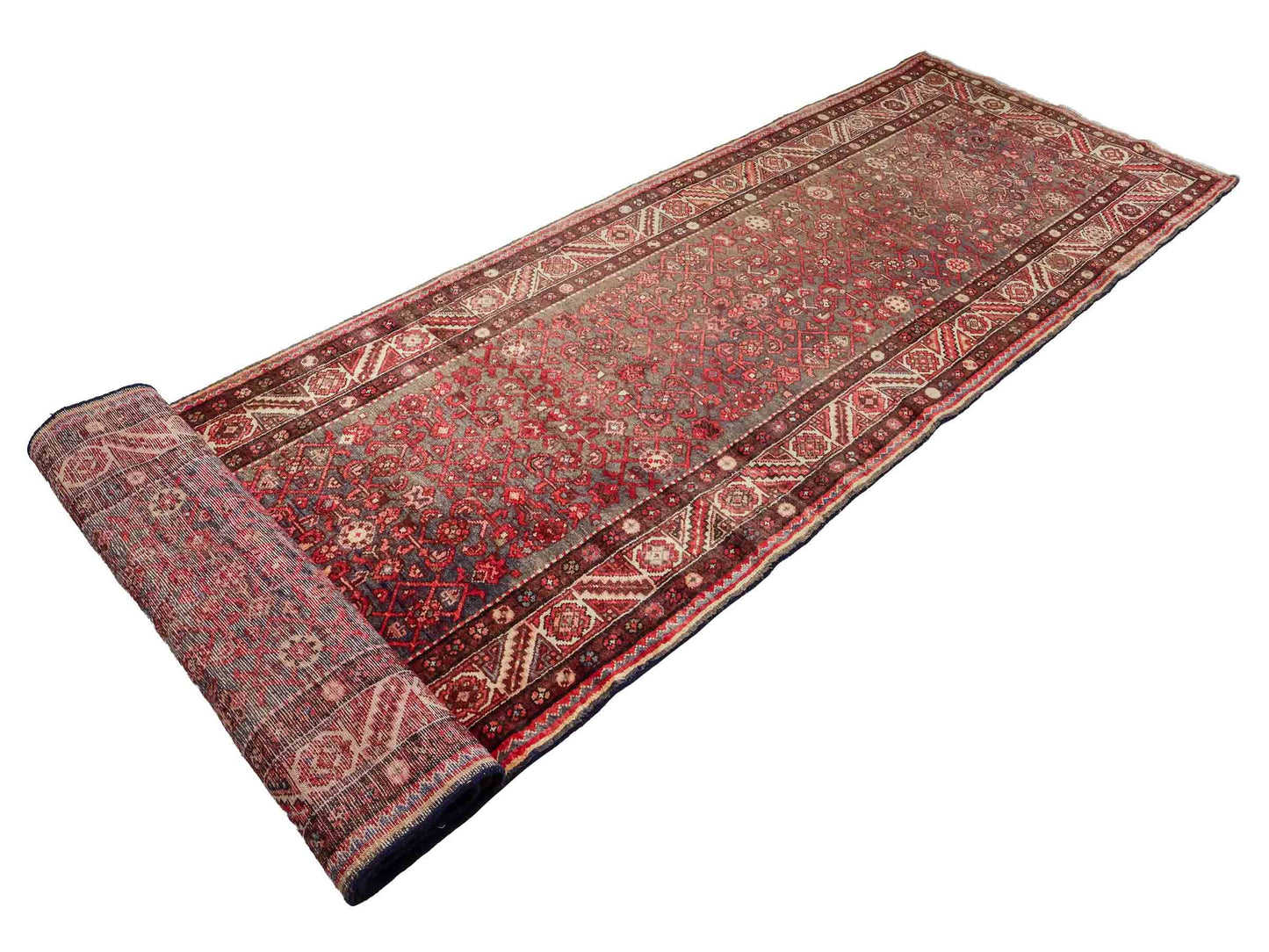 Feiner, handgeknüpfter, persischer Hamedan Dorfteppich aus Wolle von Khademi. Farbe: Rot. 440 x 114 cm. Vertrieb durch JUPITER Intl.