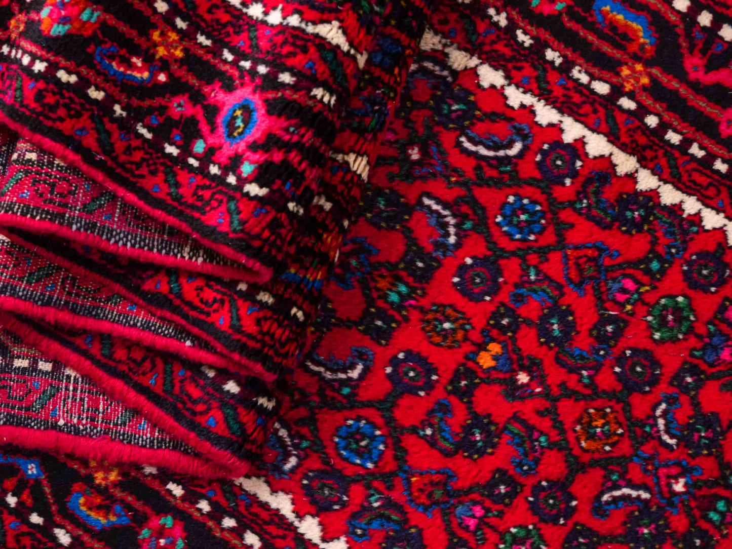 Feiner, handgeknüpfter, persischer Hamedan Dorfteppich aus Wolle von Khademi. Farbe: Rot. 490 x 82 cm. Vertrieb durch JUPITER Intl.