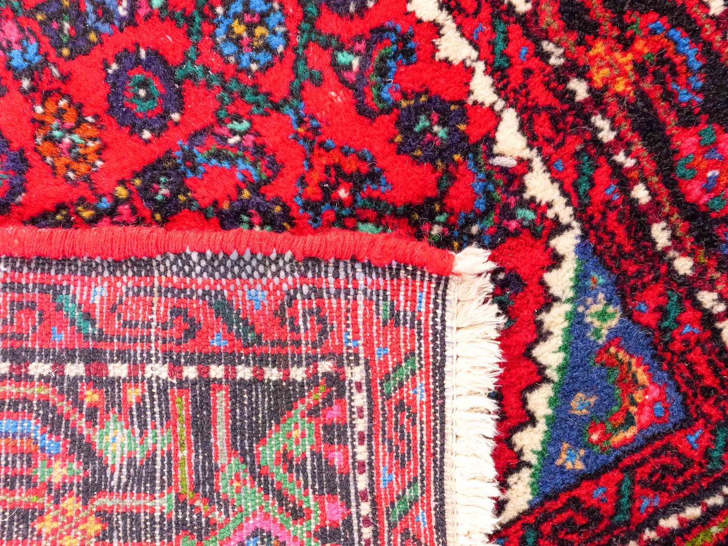 Feiner, handgeknüpfter, persischer Hamedan Dorfteppich aus Wolle von Khademi. Farbe: Rot. 490 x 82 cm. Vertrieb durch JUPITER Intl.