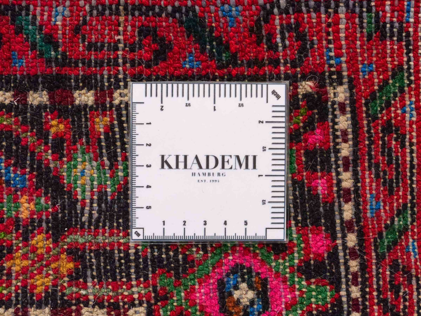 Feiner, handgeknüpfter, persischer Hamedan Dorfteppich aus Wolle von Khademi. Farbe: Rot. 490 x 82 cm. Vertrieb durch JUPITER Intl.