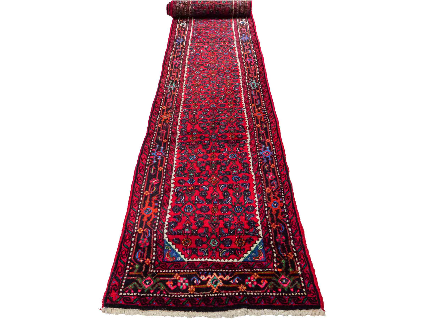 Feiner, handgeknüpfter, persischer Hamedan Dorfteppich aus Wolle von Khademi. Farbe: Rot. 490 x 82 cm. Vertrieb durch JUPITER Intl.