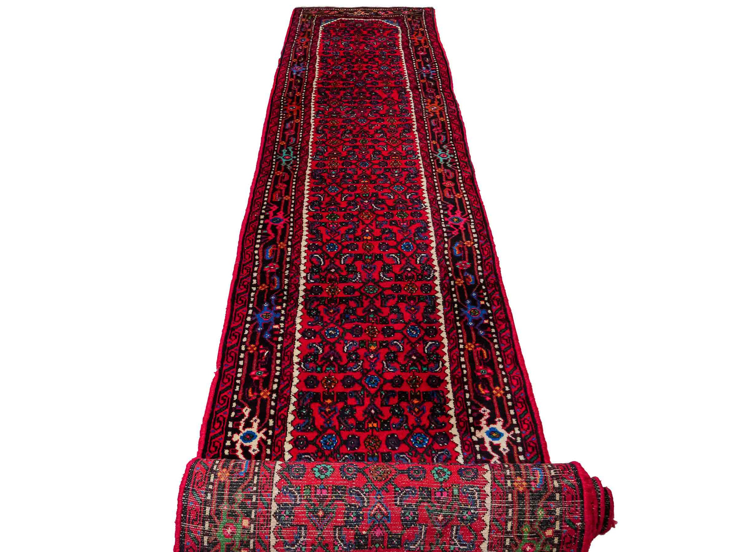 Feiner, handgeknüpfter, persischer Hamedan Dorfteppich aus Wolle von Khademi. Farbe: Rot. 490 x 82 cm. Vertrieb durch JUPITER Intl.