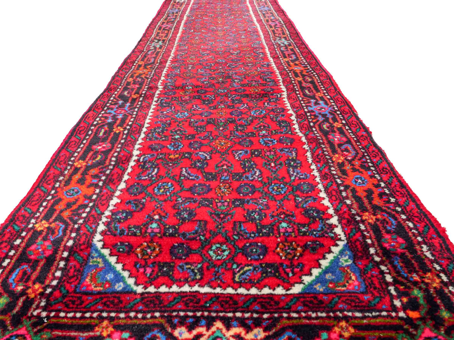 Feiner, handgeknüpfter, persischer Hamedan Dorfteppich aus Wolle von Khademi. Farbe: Rot. 490 x 82 cm. Vertrieb durch JUPITER Intl.