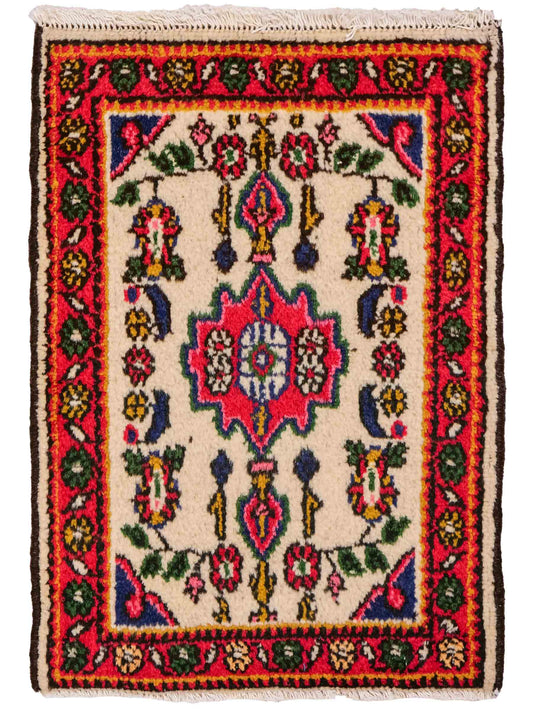 Handgeknüpfter, persischer Hamedan Dorfteppich aus Wolle von Khademi. Größe: 68 x 52 cm. Farbe: Cremeweiß, rot. Verkauf durch JUPITER Intl.