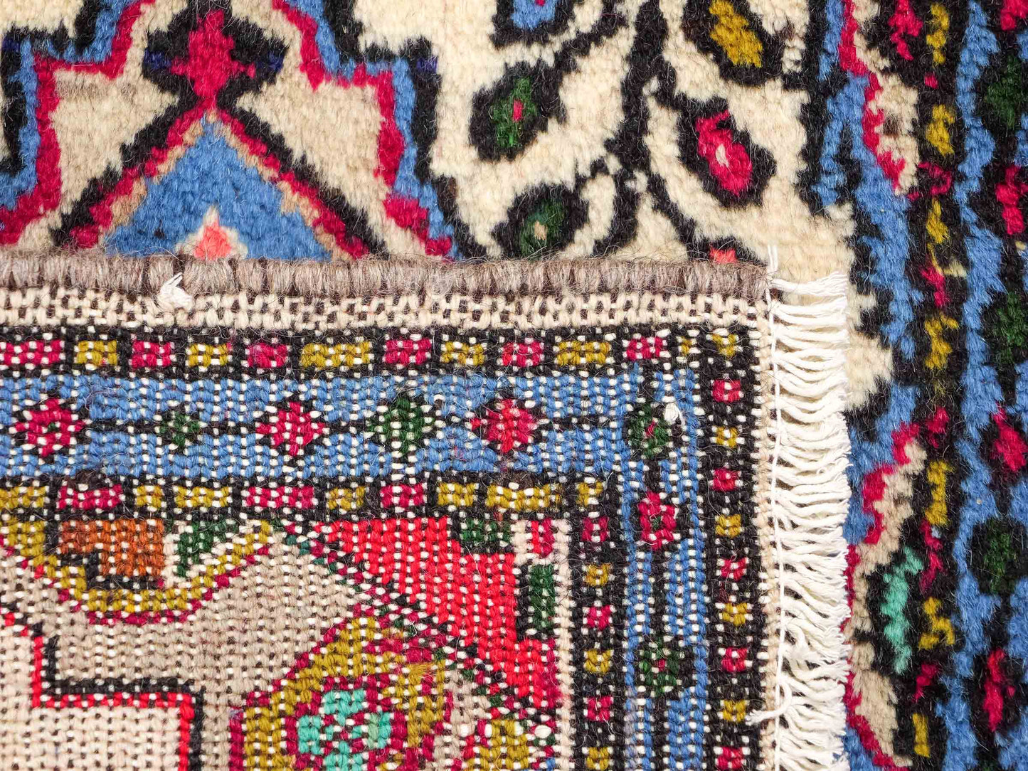 Handgeknüpfter, persischer Hamedan Dorfteppich aus Wolle von Khademi. Größe: 70 x 47 cm. Farbe: Cremeweiß, blau. Verkauf durch JUPITER Intl.