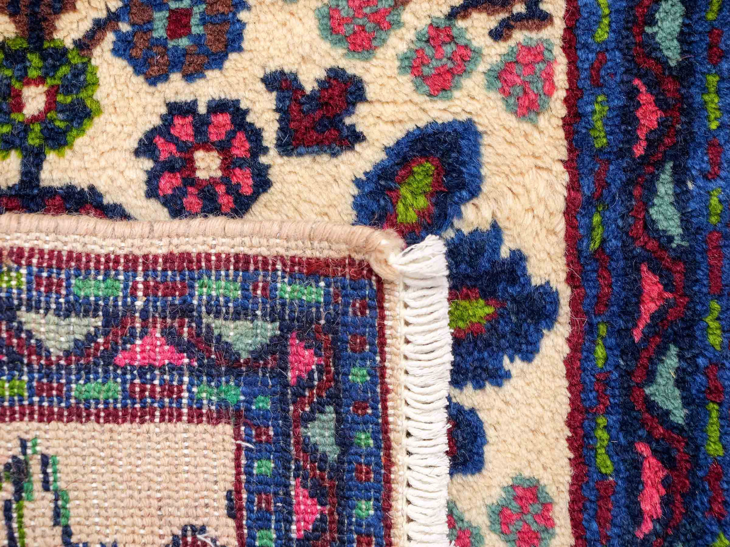 Handgeknüpfter, persischer Hamedan Dorfteppich aus Wolle von Khademi. Größe: 72 x 52 cm. Farbe: Cremeweiß, blau. Verkauf durch JUPITER Intl.