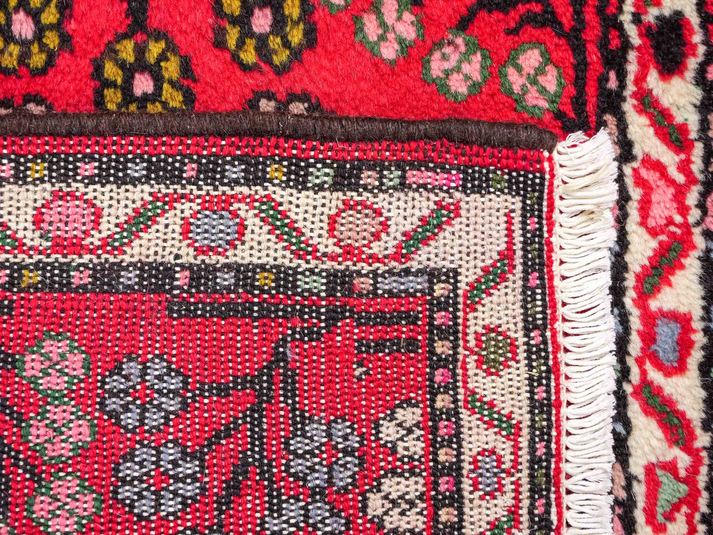 Handgeknüpfter, persischer Hamedan Dorfteppich aus Wolle von Khademi. Größe: 73 x 54 cm. Farbe: Rot. Verkauf durch JUPITER Intl.