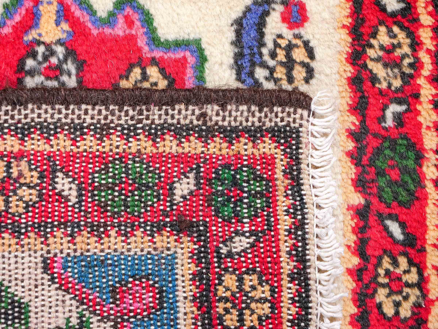 Handgeknüpfter, persischer Hamedan Dorfteppich aus Wolle von Khademi. Größe: 75 x 53 cm. Farbe: Cremeweiß, rot. Verkauf durch JUPITER Intl.