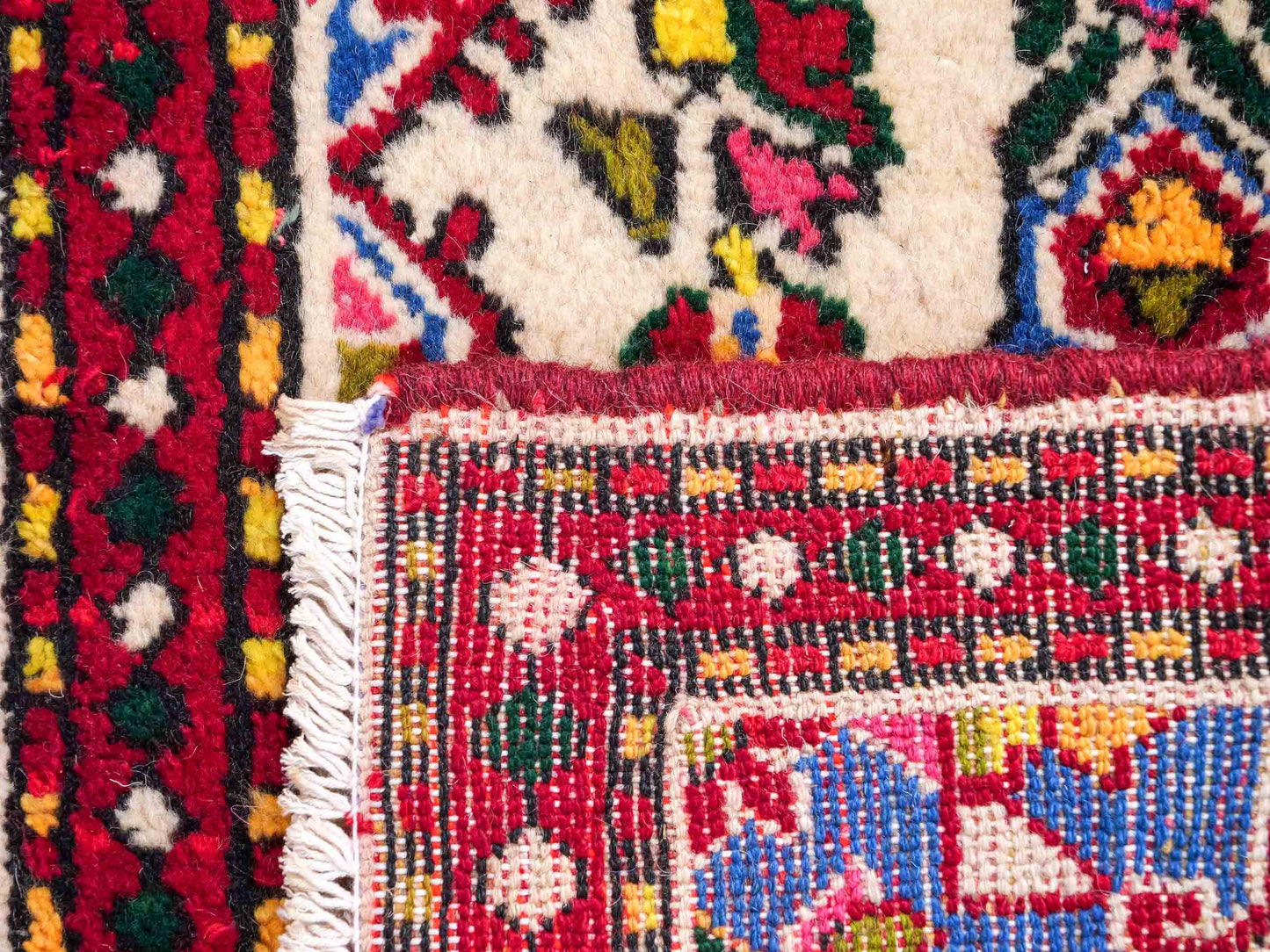 Handgeknüpfter, persischer Hamedan Dorfteppich aus Wolle von Khademi. Größe: 77 x 54 cm. Farbe: Cremeweiß, rot. Verkauf durch JUPITER Intl.
