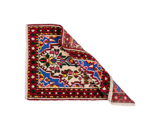 Handgeknüpfter, persischer Hamedan Dorfteppich aus Wolle von Khademi. Größe: 77 x 54 cm. Farbe: Cremeweiß, rot. Verkauf durch JUPITER Intl.