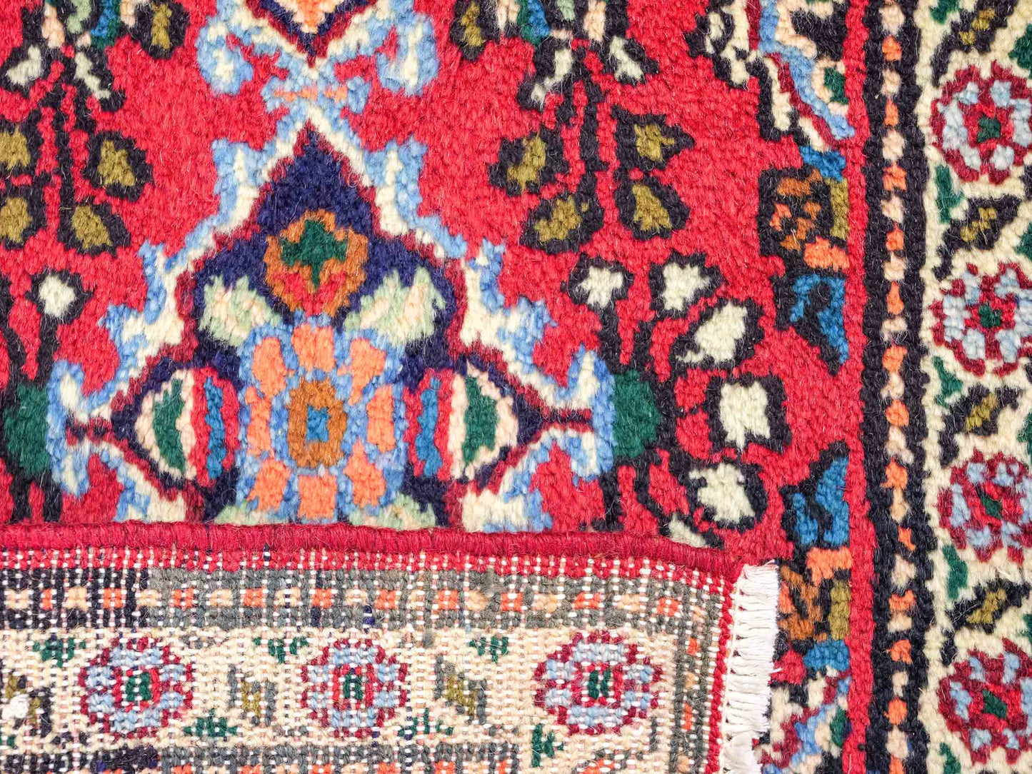 Handgeknüpfter, persischer Hamedan Dorfteppich aus Wolle von Khademi. Größe: 78 x 53 cm. Farbe: Rot. Verkauf durch JUPITER Intl.