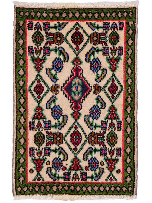 Handgeknüpfter, persischer Hamedan Dorfteppich aus Wolle von Khademi. Größe: 80 x 52 cm. Farbe: Cremeweiß, grün. Verkauf durch JUPITER Intl.
