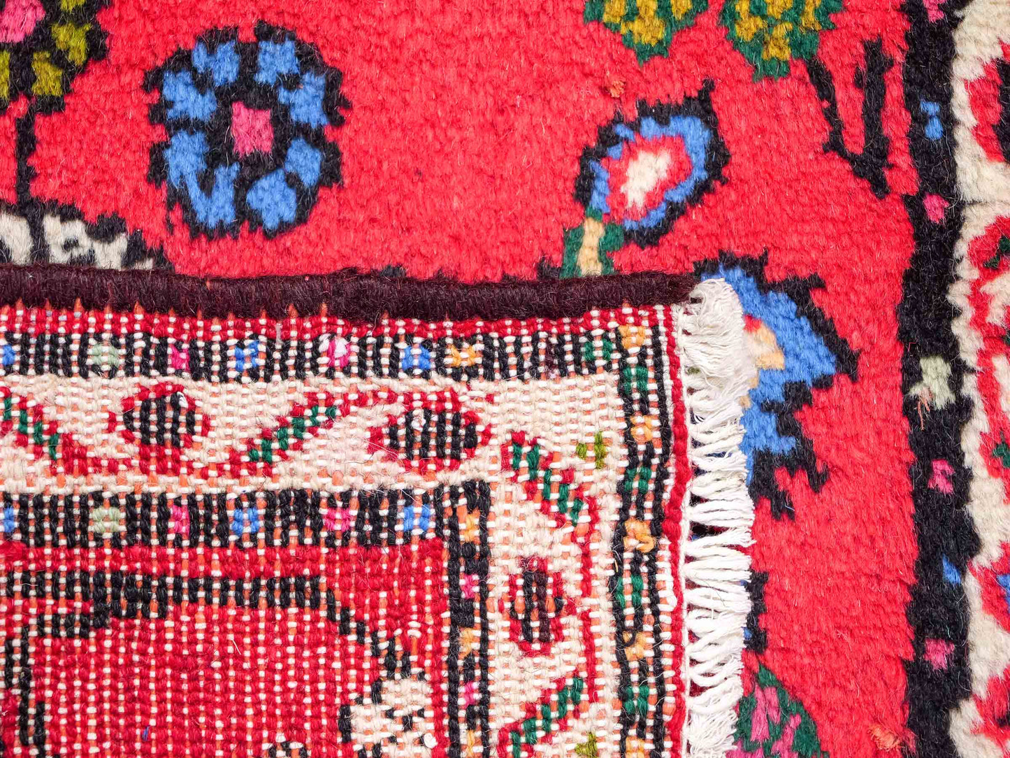 Handgeknüpfter, persischer Hamedan Dorfteppich aus Wolle von Khademi. Größe: 80 x 60 cm. Farbe: Rot. Verkauf durch JUPITER Intl.