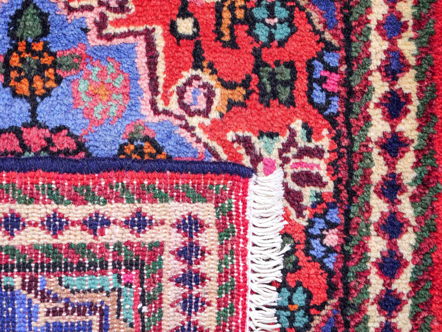 Handgeknüpfter, persischer Hamedan Dorfteppich aus Wolle von Khademi. Größe: 81 x 55 cm. Farbe: Rot. Verkauf durch JUPITER Intl.