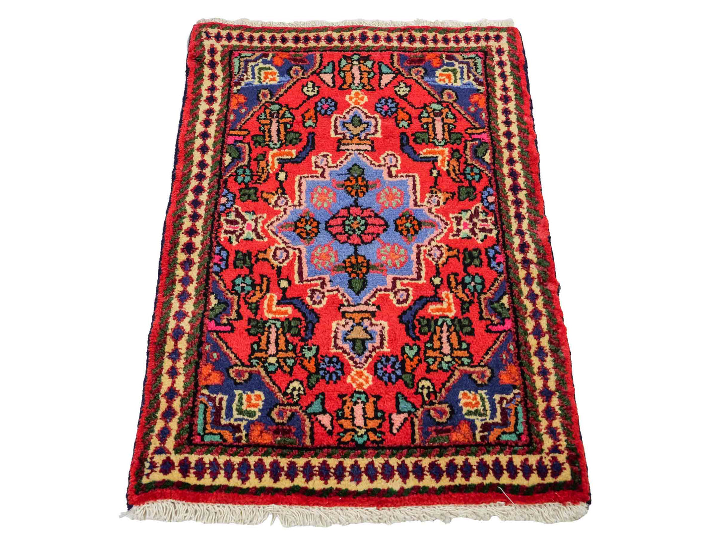 Handgeknüpfter, persischer Hamedan Dorfteppich aus Wolle von Khademi. Größe: 81 x 55 cm. Farbe: Rot. Verkauf durch JUPITER Intl.