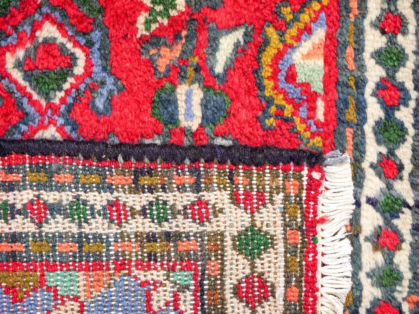 Handgeknüpfter, persischer Hamedan Dorfteppich aus Wolle von Khademi. Größe: 82 x 54 cm. Farbe: Rot. Verkauf durch JUPITER Intl.