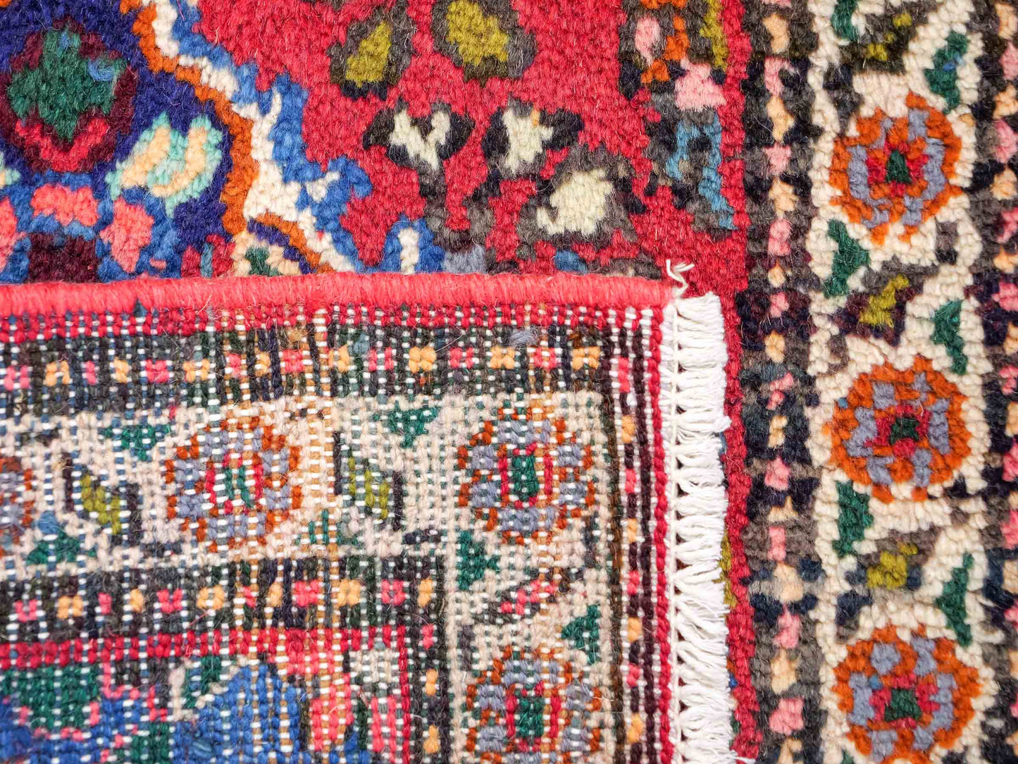 Handgeknüpfter, persischer Hamedan Dorfteppich aus Wolle von Khademi. Größe: 82 x 55 cm. Farbe: Rot. Verkauf durch JUPITER Intl.