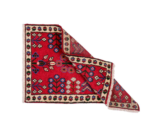 Handgeknüpfter, persischer Hamedan Dorfteppich aus Wolle von Khademi. Größe: 83 x 55 cm. Farbe: Rot. Verkauf durch JUPITER Intl.