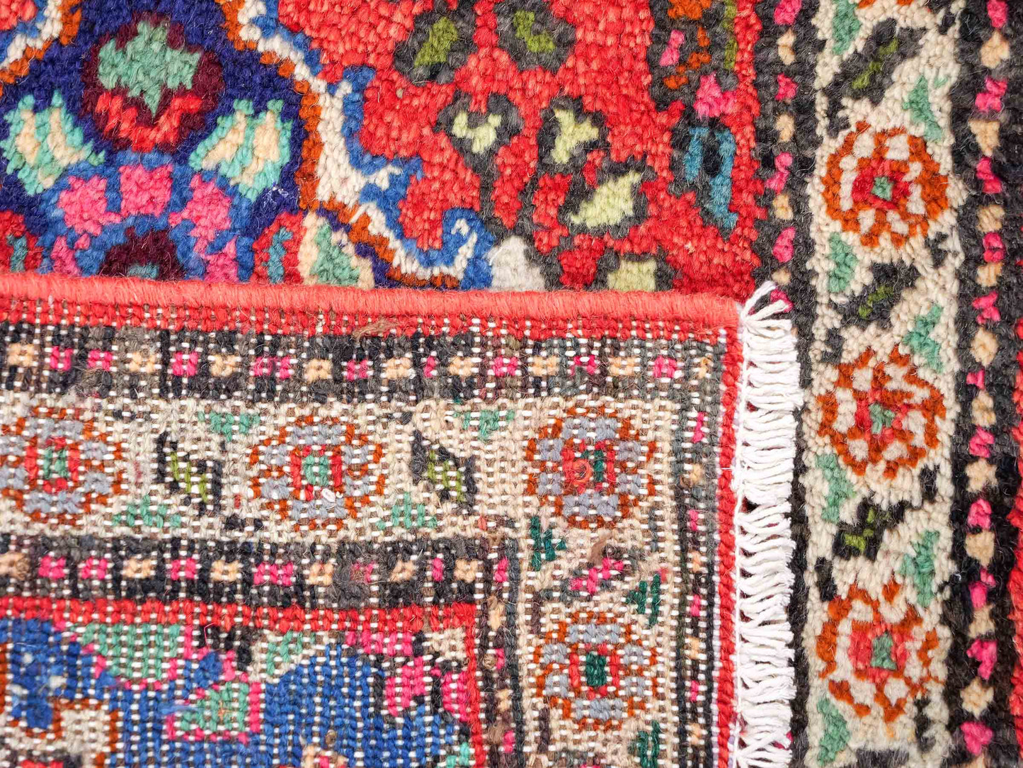 Handgeknüpfter, persischer Hamedan Dorfteppich aus Wolle von Khademi. Größe: 86 x 55 cm. Farbe: Rot. Verkauf durch JUPITER Intl.