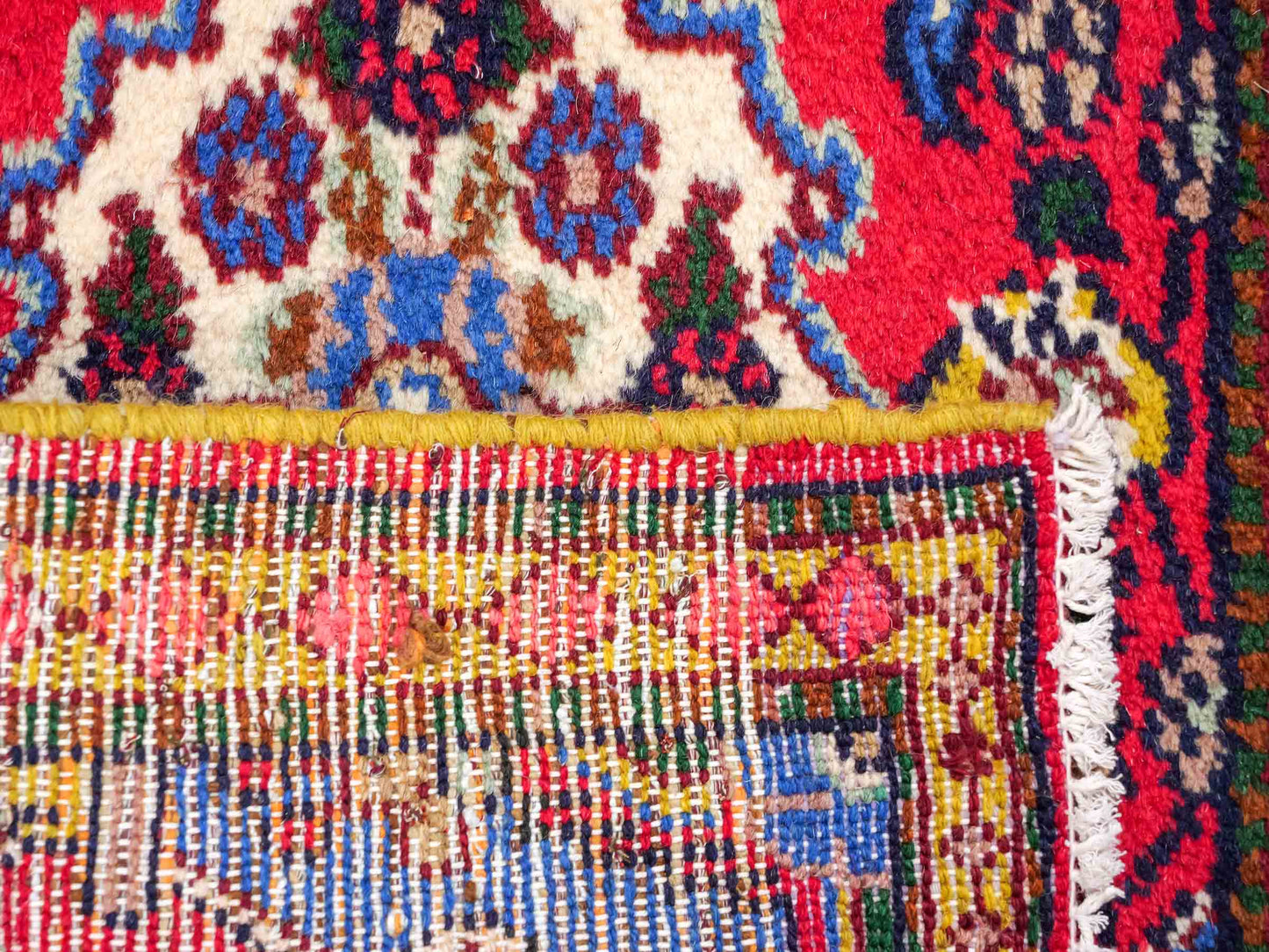 Handgeknüpfter, persischer Hamedan Dorfteppich aus Wolle von Khademi. Größe: 87 x 58 cm. Farbe: Rot. Verkauf durch JUPITER Intl.