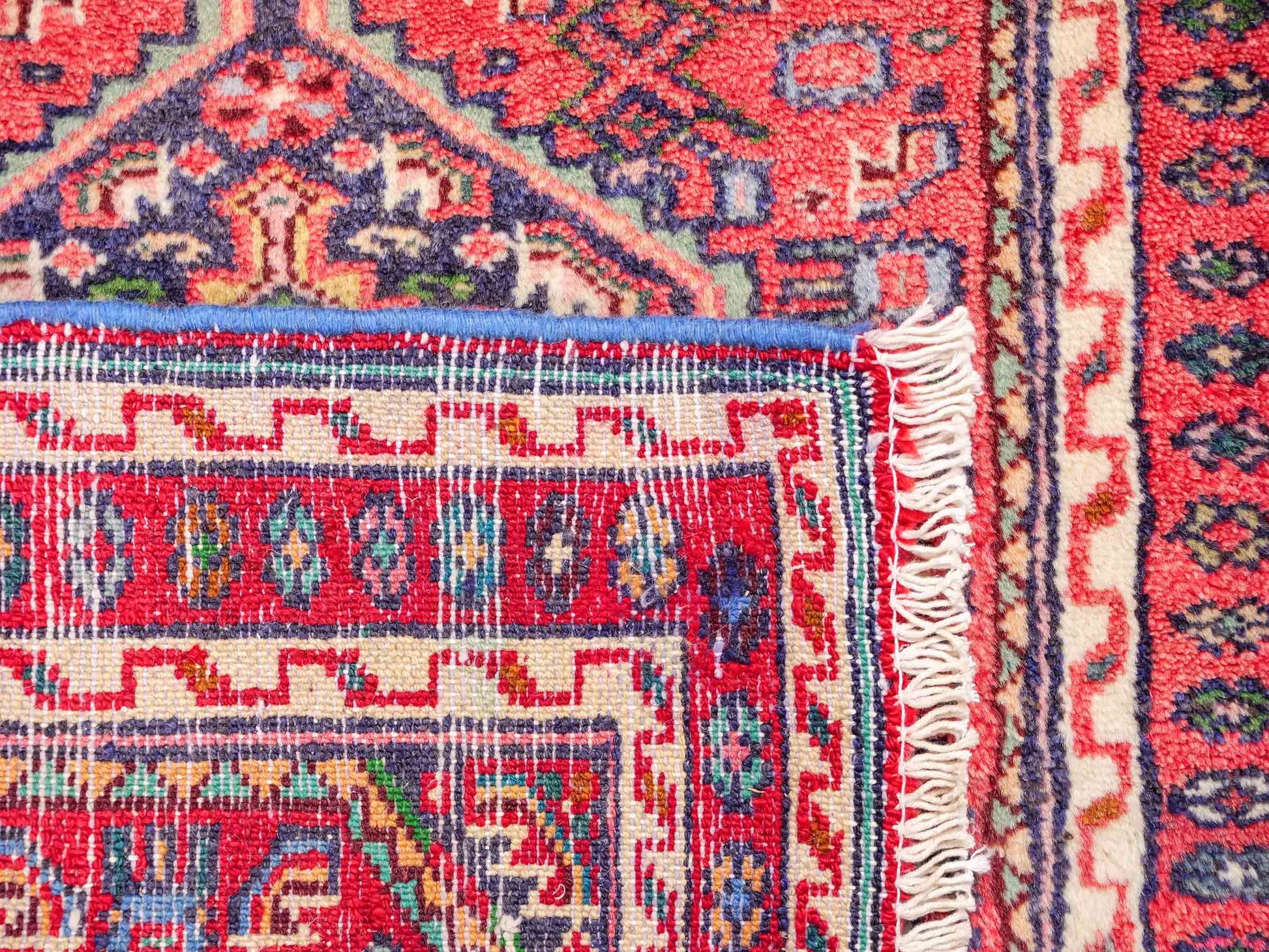 Handgeknüpfter, persischer Hamedan Dorfteppich aus Wolle von Khademi. Größe: 91 x 64 cm. Farbe: Rot. Verkauf durch JUPITER Intl.
