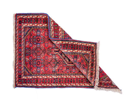 Handgeknüpfter, persischer Hamedan Dorfteppich aus Wolle von Khademi. Größe: 91 x 64 cm. Farbe: Rot. Verkauf durch JUPITER Intl.