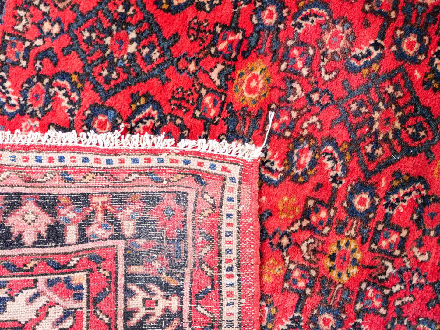 Feiner, handgeknüpfter, persischer Hosseinabad/Hamedan Dorfteppich aus Wolle von Khademi. Farbe: Rot. 306 x 105 cm. Vertrieb durch JUPITER Intl.