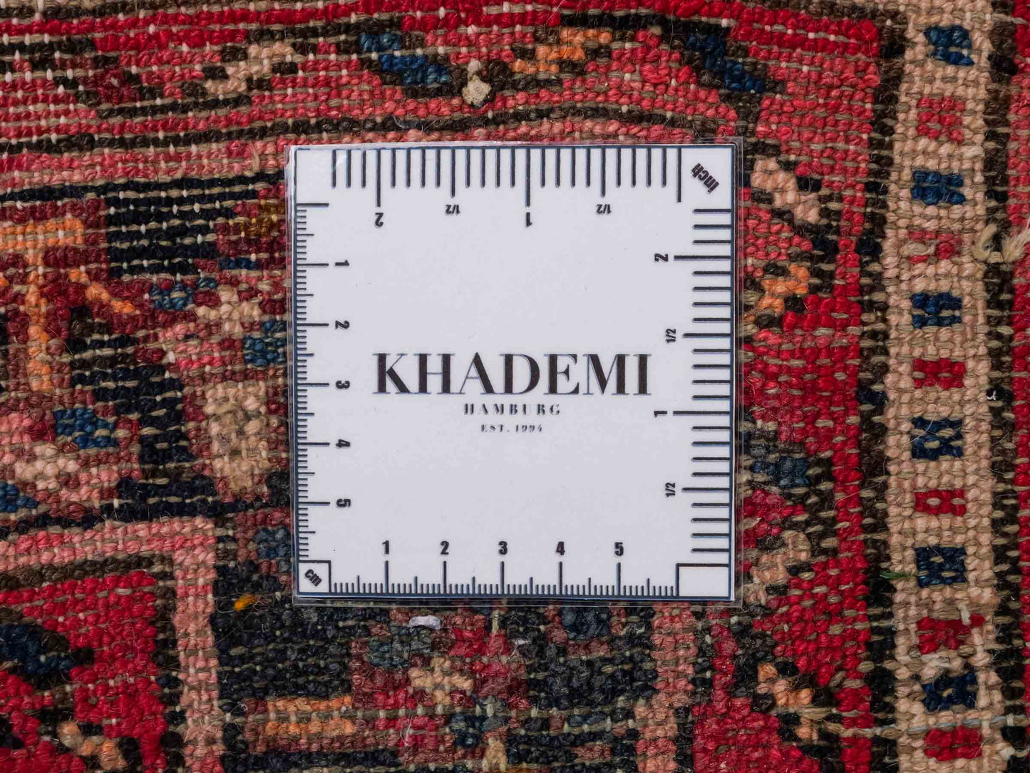 Feiner, handgeknüpfter, persischer Hosseinabad/Hamedan Dorfteppich aus Wolle von Khademi. Farbe: Rot. 306 x 105 cm. Vertrieb durch JUPITER Intl.