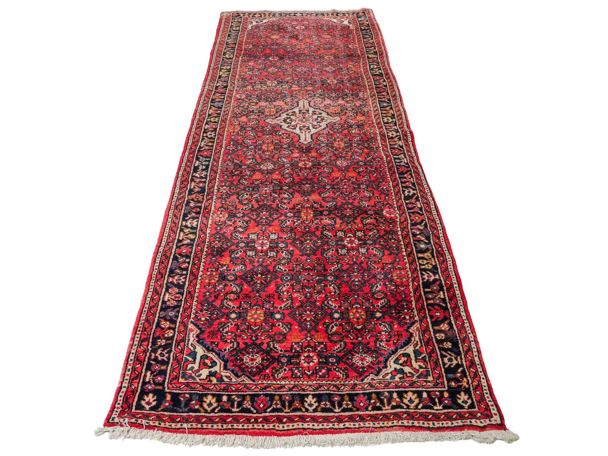Feiner, handgeknüpfter, persischer Hosseinabad/Hamedan Dorfteppich aus Wolle von Khademi. Farbe: Rot. 306 x 105 cm. Vertrieb durch JUPITER Intl.