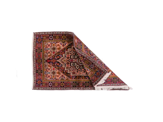 Handgeknüpfter Gholtogh Dorfteppich von Khademi aus Wolle, beige. Feiner, kurdischer Nomadenteppich mit geometrischem Medaillon. Orientteppich, von Hand geknüpft in Iran. Größe: 130 cm x 80 cm. Teppichnummer: SB3-1008 | Jupiter Intl.