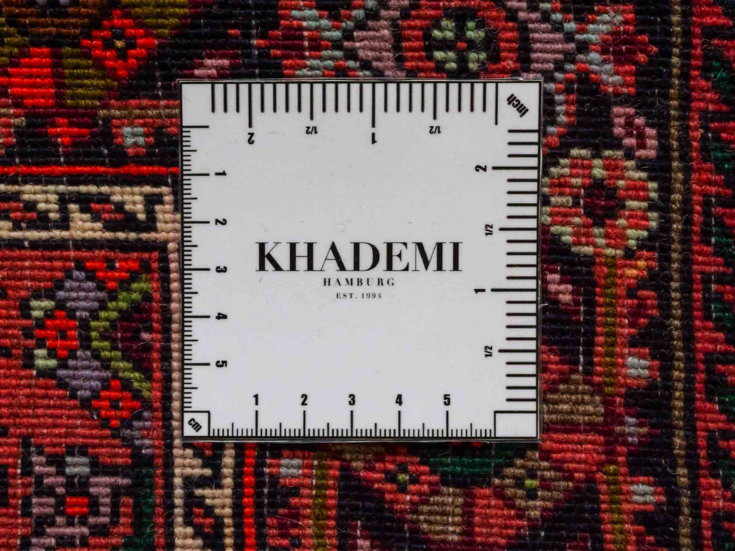 Handgeknüpfter Gholtogh Dorfteppich von Khademi aus Wolle, rot. Feiner, kurdischer Nomadenteppich mit geometrischem Medaillon. Orientteppich, von Hand geknüpft in Iran. Größe: 131 cm x 74 cm. Teppichnummer: SB3-1007 Jupiter Intl.