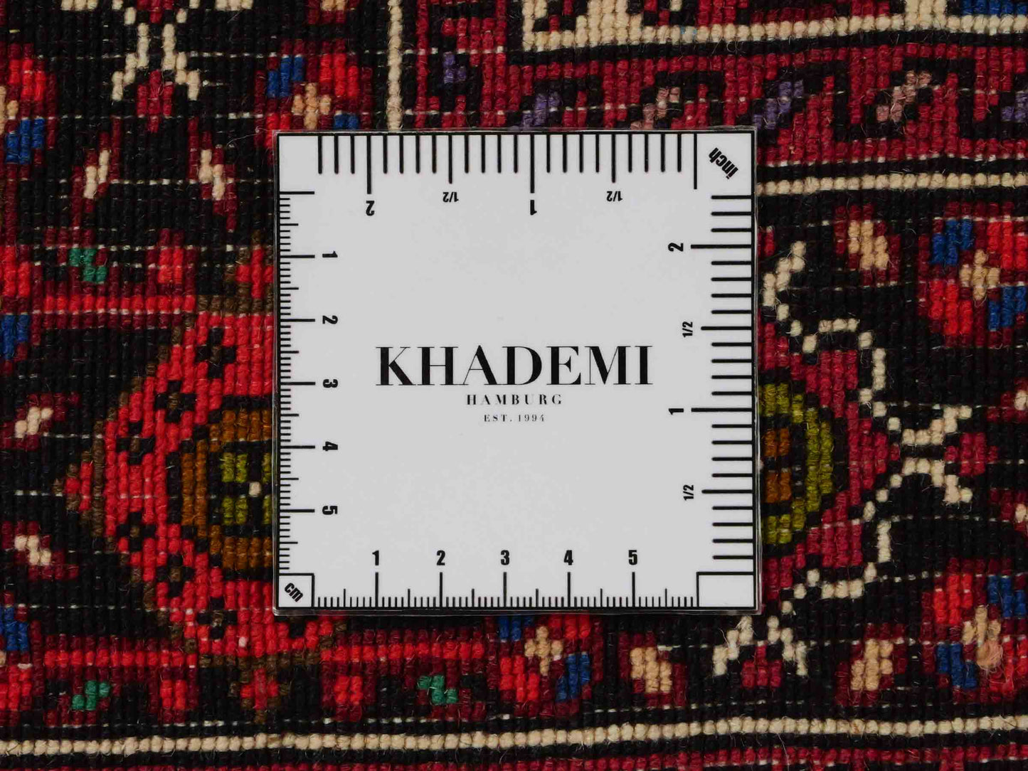 Handgeknüpfter Gholtogh Dorfteppich von Khademi aus Wolle, rot, creme. Feiner, kurdischer Nomadenteppich mit geometrischem Medaillon. Orientteppich, von Hand geknüpft in Iran. Größe: 145 cm x 100 cm. Teppichnummer: SB3-1156 | Jupiter Intl.