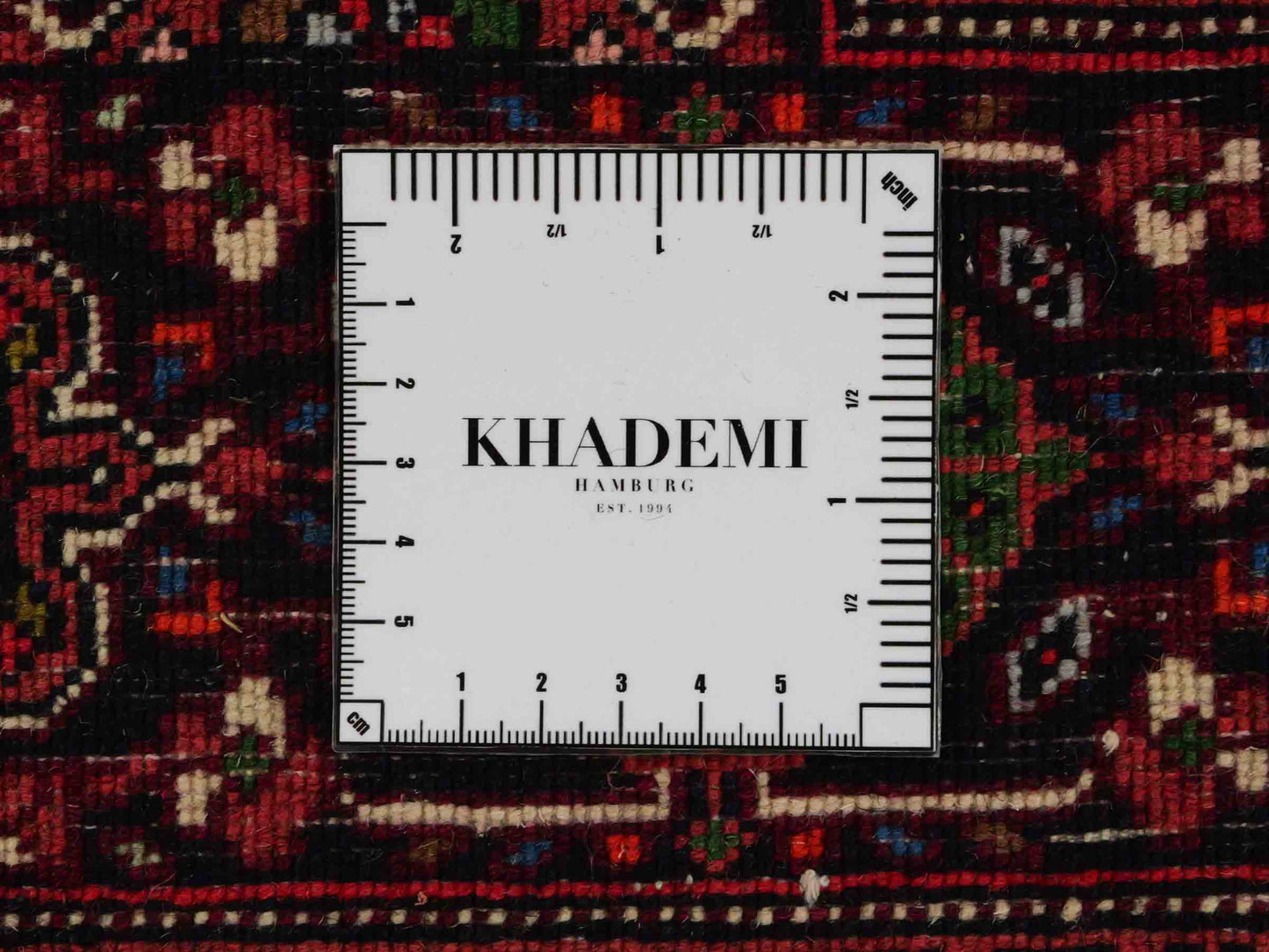 Handgeknüpfter Gholtogh Dorfteppich von Khademi aus Wolle, rot. Feiner, kurdischer Nomadenteppich mit geometrischem Medaillon. Orientteppich, von Hand geknüpft in Iran. Größe: 149 cm x 100 cm. Teppichnummer: SB3-1150 | Jupiter Intl.
