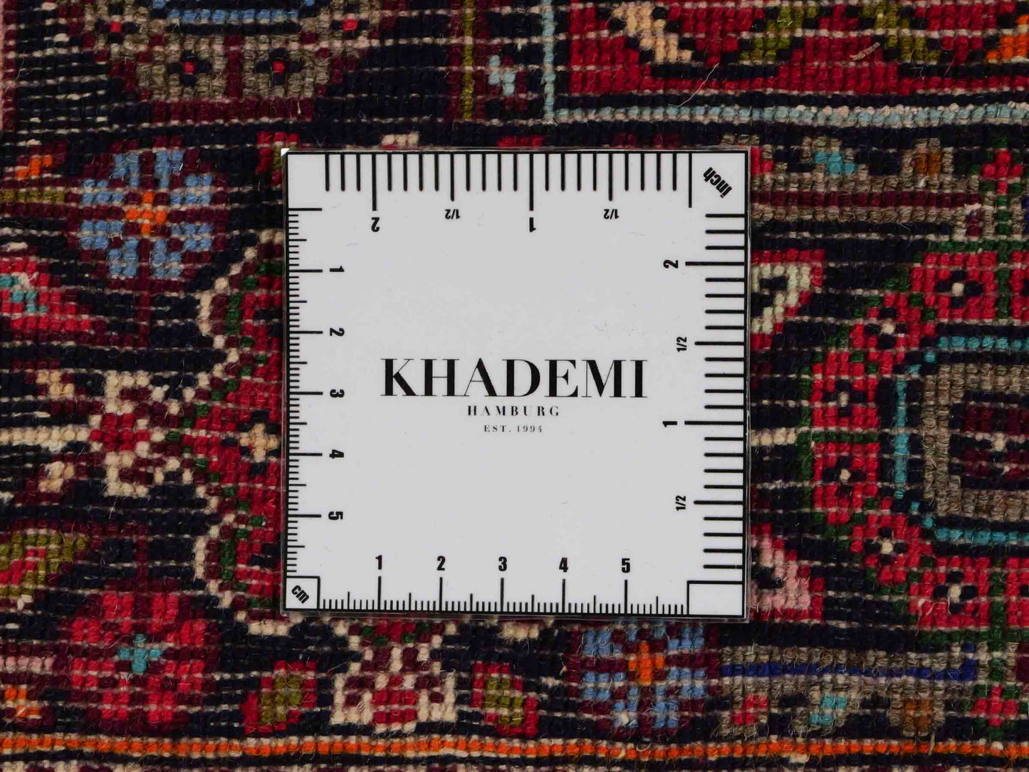 Handgeknüpfter Gholtogh Dorfteppich von Khademi aus Wolle, rot. Feiner, kurdischer Nomadenteppich mit geometrischem Medaillon. Orientteppich, von Hand geknüpft in Iran. Größe: 149 cm x 106 cm. Teppichnummer: SB3-1158 | Jupiter Intl.