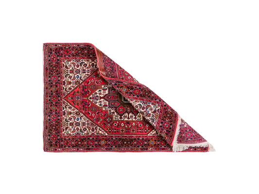 Handgeknüpfter Gholtogh Dorfteppich von Khademi aus Wolle, rot. Feiner, kurdischer Nomadenteppich mit geometrischem Medaillon. Orientteppich, von Hand geknüpft in Iran. Größe: 153 cm x 101 cm. Teppichnummer: SB3-1160 | Jupiter Intl.