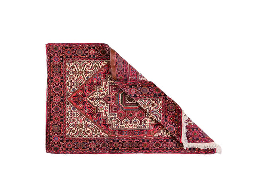 Handgeknüpfter Gholtogh Dorfteppich von Khademi aus Wolle, rot. Feiner, kurdischer Nomadenteppich mit geometrischem Medaillon. Orientteppich, von Hand geknüpft in Iran. Größe: 155 cm x 100 cm. Teppichnummer: SB3-1149 | Jupiter Intl.
