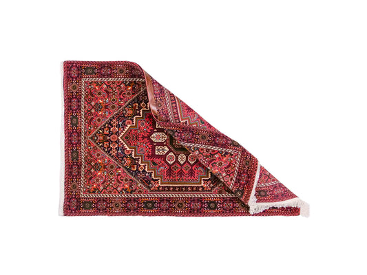 Handgeknüpfter Gholtogh Dorfteppich von Khademi aus Wolle, rot. Feiner, kurdischer Nomadenteppich mit geometrischem Medaillon. Orientteppich, von Hand geknüpft in Iran. Größe: 157 cm x 100 cm. Teppichnummer: SB3-1161 | Jupiter Intl.