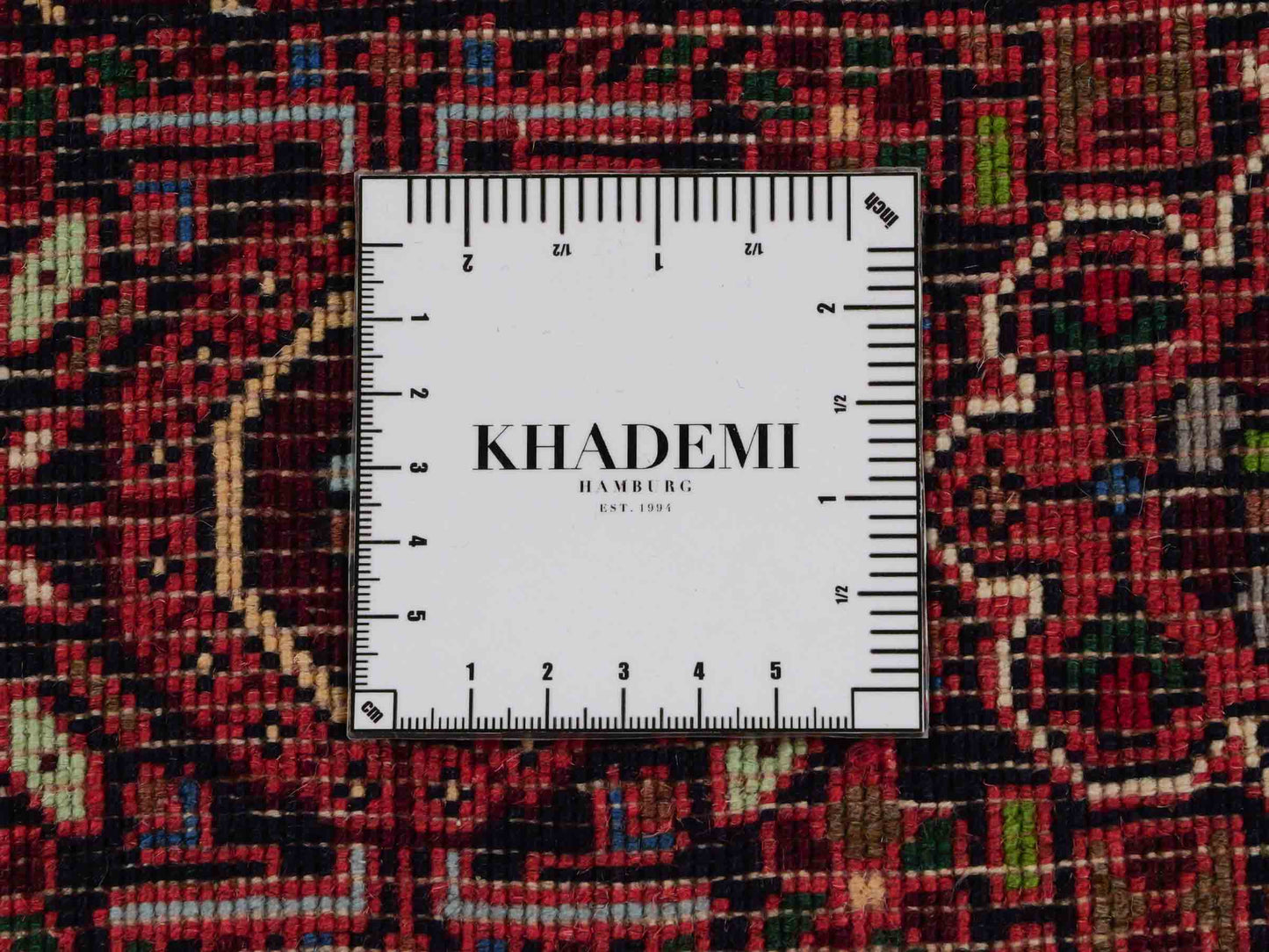 Handgeknüpfter Gholtogh Dorfteppich von Khademi aus Wolle, rot. Feiner, kurdischer Nomadenteppich mit geometrischem Medaillon. Orientteppich, von Hand geknüpft in Iran. Größe: 165 cm x 104 cm. Teppichnummer: SB3-1154 | Jupiter Intl.