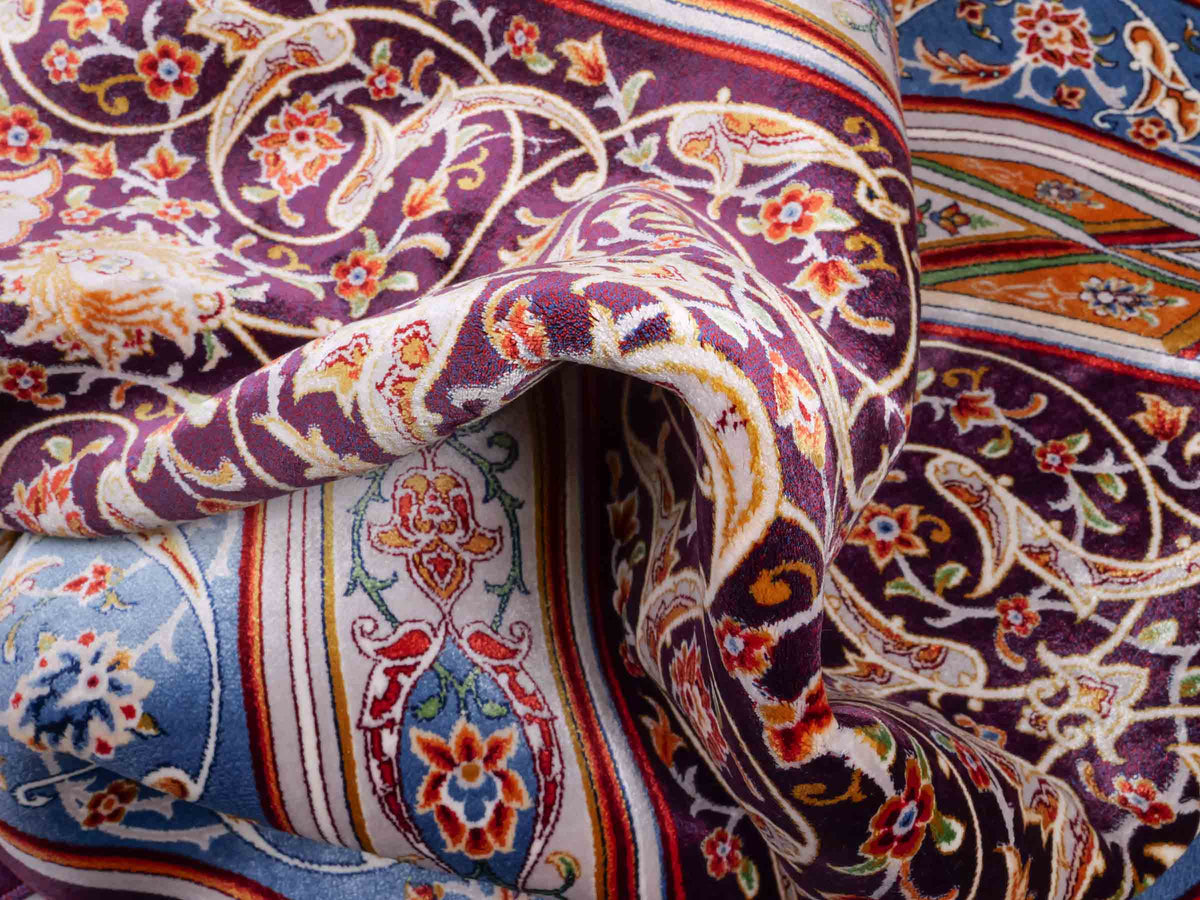 Ghom Gebetsteppich "Dua" 120 x 80 cm gewebt aus Bambusseide (Viskose), islamisches Design, Farbe: Violett-Blau. Teppichnummer: V98AE096M. Persian Luxury Collection by Khademi. Made in Iran / Persia – Vertrieb durch JUPITER Intl.