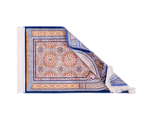 Ghom Gebetsteppich "Masjid" 110 x 70 cm gewebt aus Bambusseide (Viskose), islamisches Design, Farbe: Blau-Beige. Teppichnummer: V99NY077M. Persian Luxury Collection by Khademi. Made in Iran / Persia – Vertrieb durch JUPITER Intl.