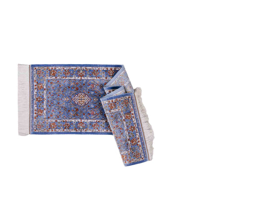 Ghom Läufer-Maschinenteppich "Arjan" 150 x 50 cm aus pflanzlicher Seide (Viskose) mit Medaillon, Hellblau. Teppichnummer: V10BL075H. Persian Luxury Collection by Khademi. Made in Iran / Persia – Vertrieb durch JUPITER Intl.